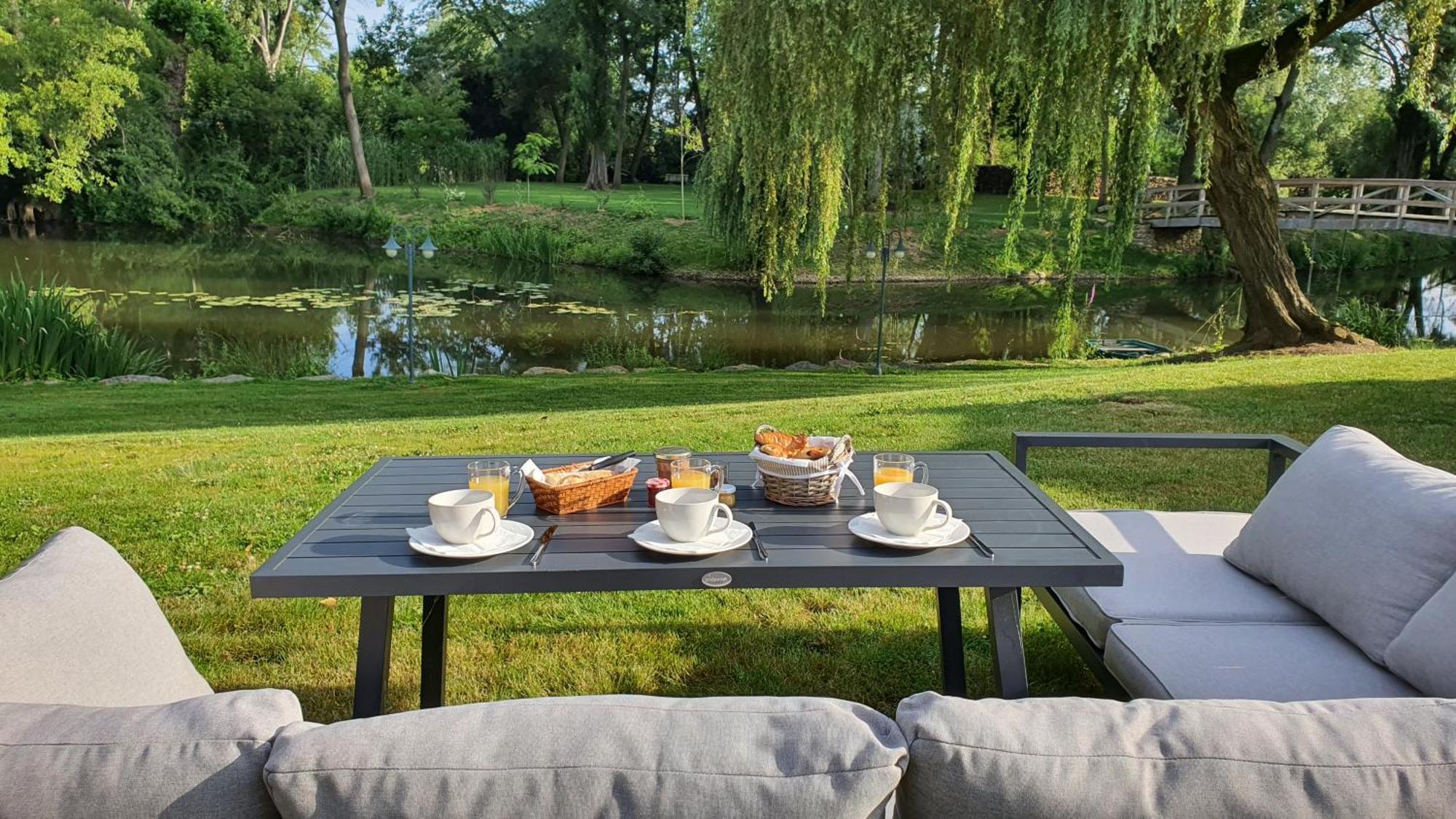 Bed and Breakfast Au Fil De L'Eau La Chapelle-Saint-Aubin Exteriér fotografie